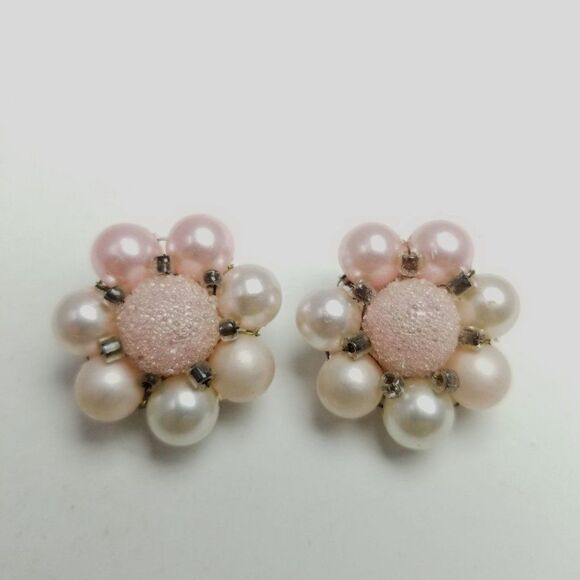 Vintage Pastel Pink Beaded Cluster Clip On Earrings, Pearl, Retro Estate - Picture 6 of 7
